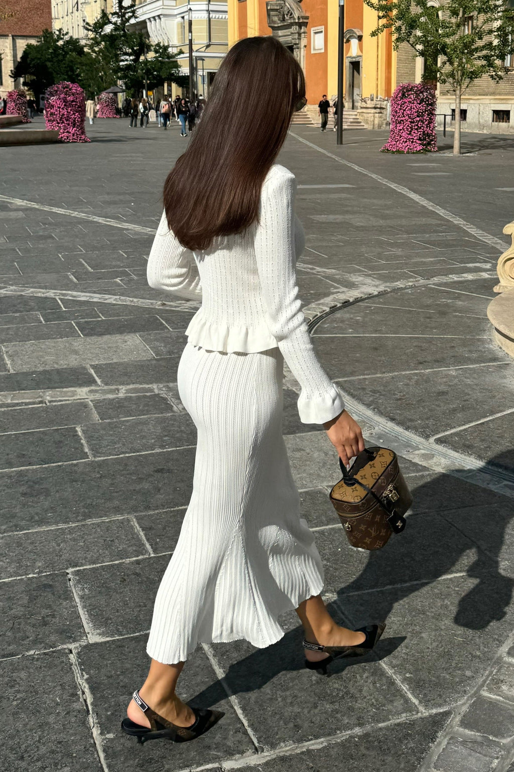 Beyaz Fırfırlı Ceket & Volanlı Etek Triko Takım