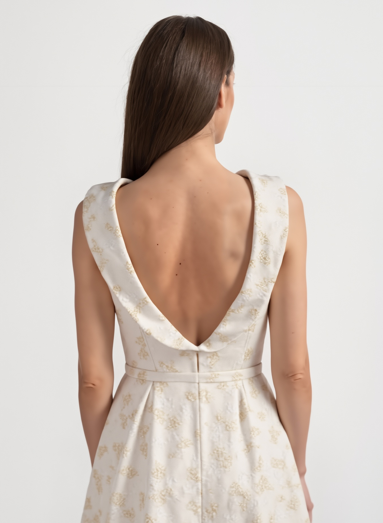 Yüksek Yakalı ve Önden Yırtmaçlı Çiçek İşlemeli Kolsuz Elbise - Ivoire