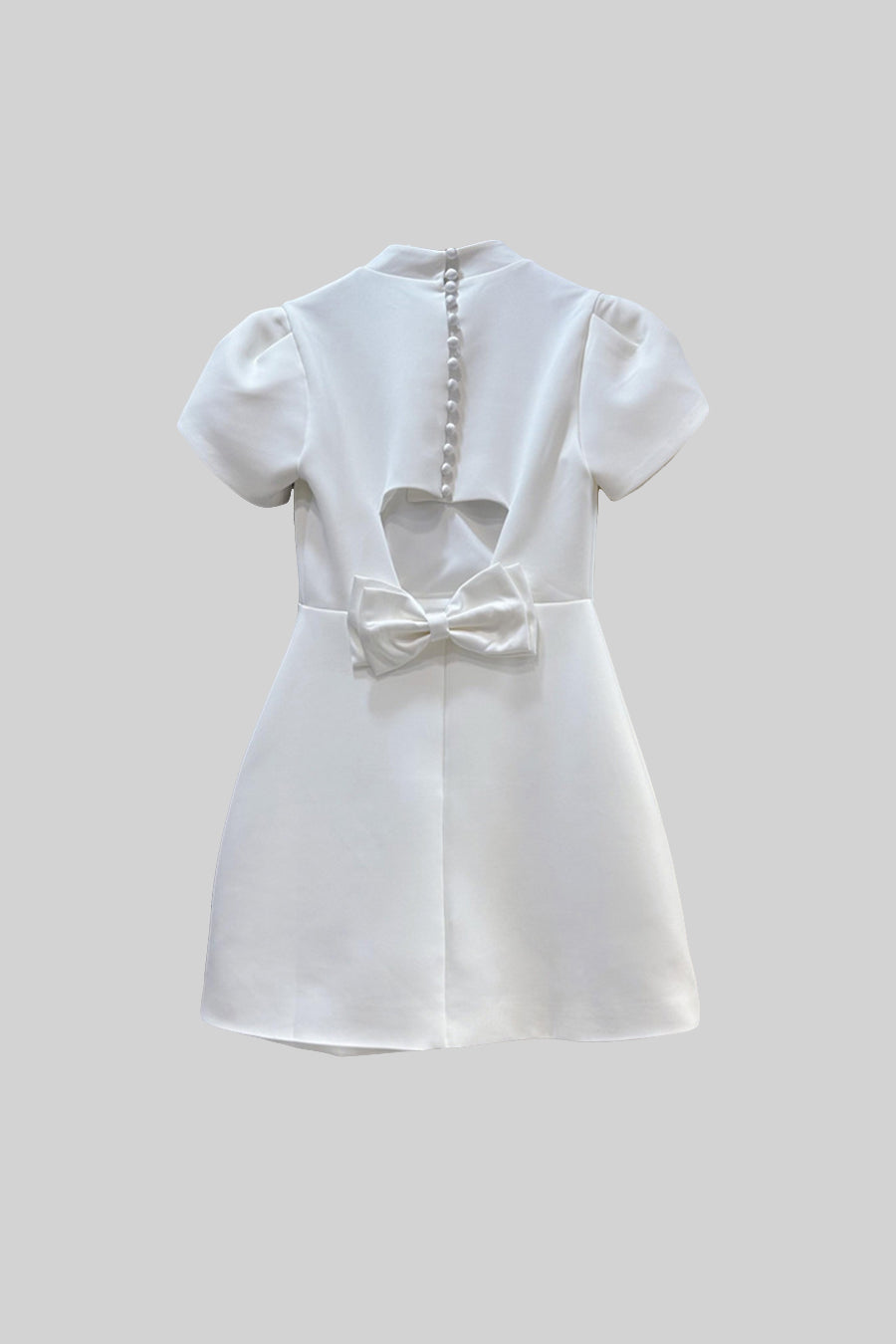 Sırt Kesimli ve Fiyonklu Zarif Mini Elbise