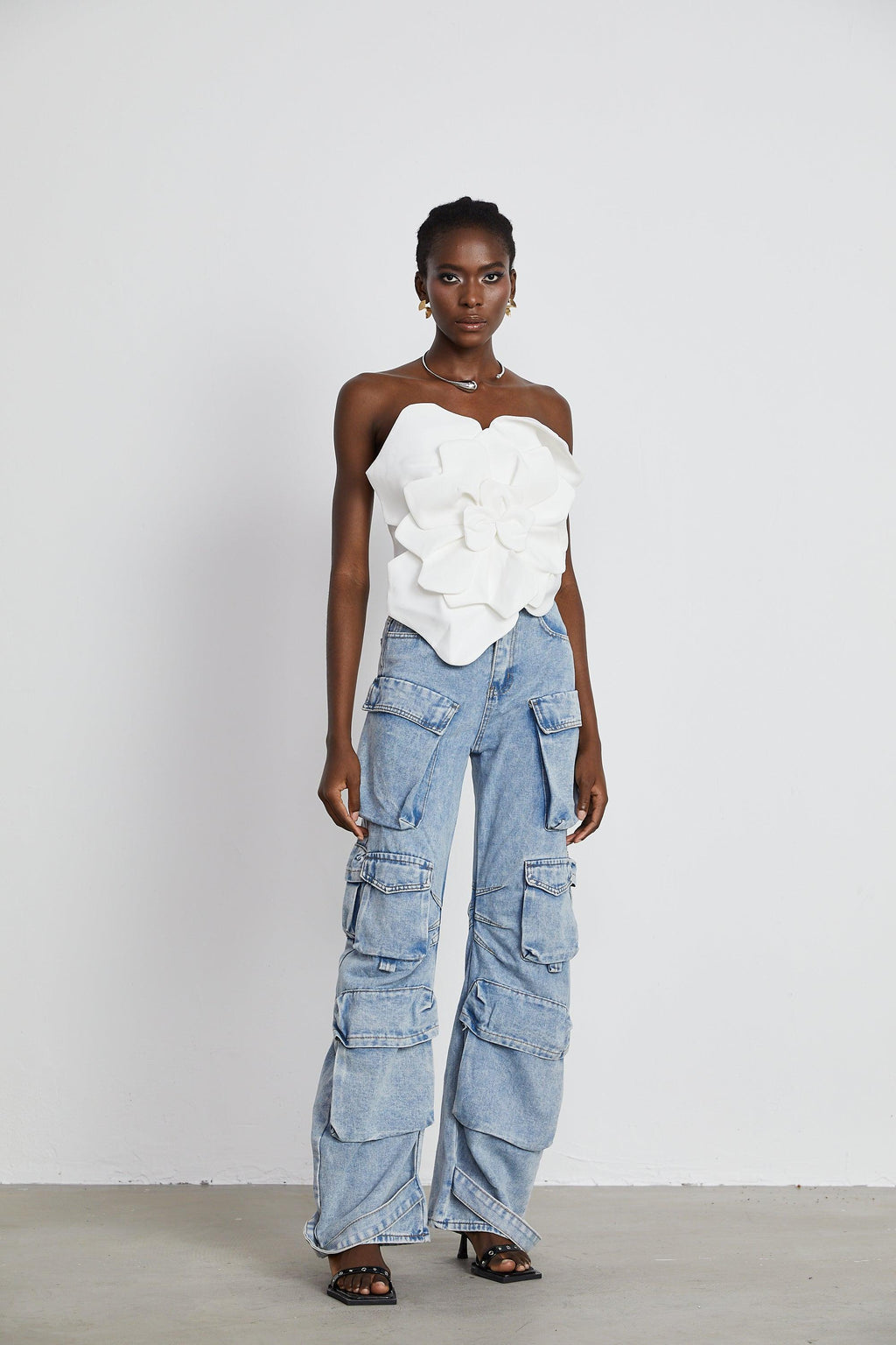 Flora Elegance Beyaz 3D Çiçek Detaylı Straplez Bluz