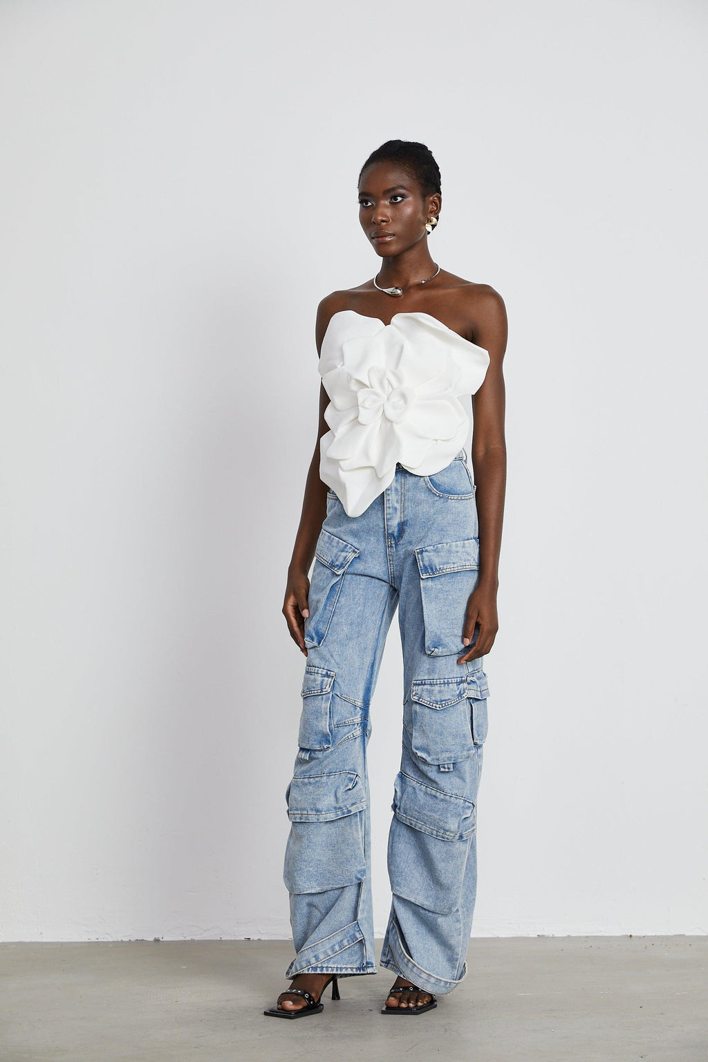 Flora Elegance Beyaz 3D Çiçek Detaylı Straplez Bluz