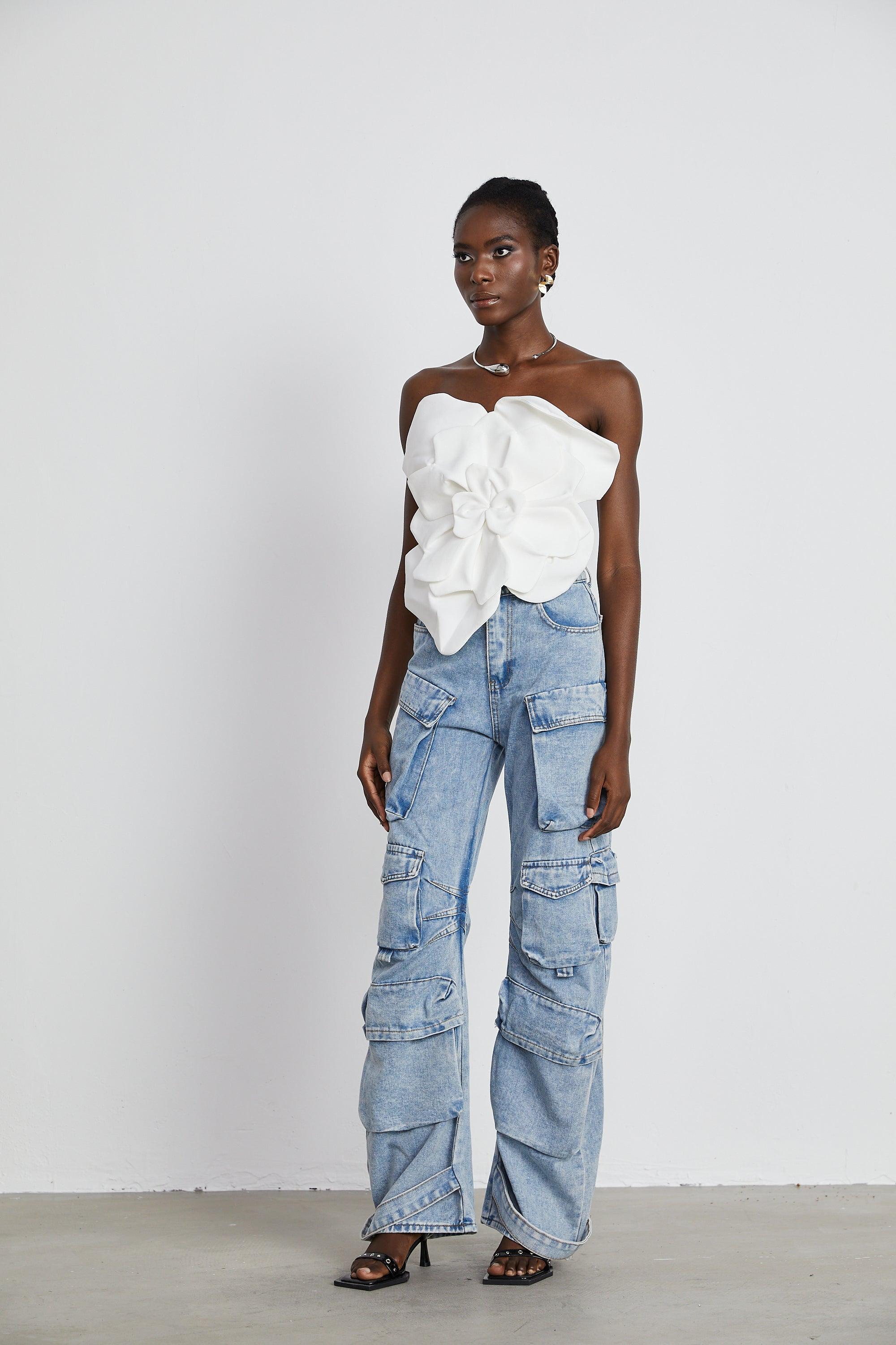 Flora Elegance Beyaz 3D Çiçek Detaylı Straplez Bluz