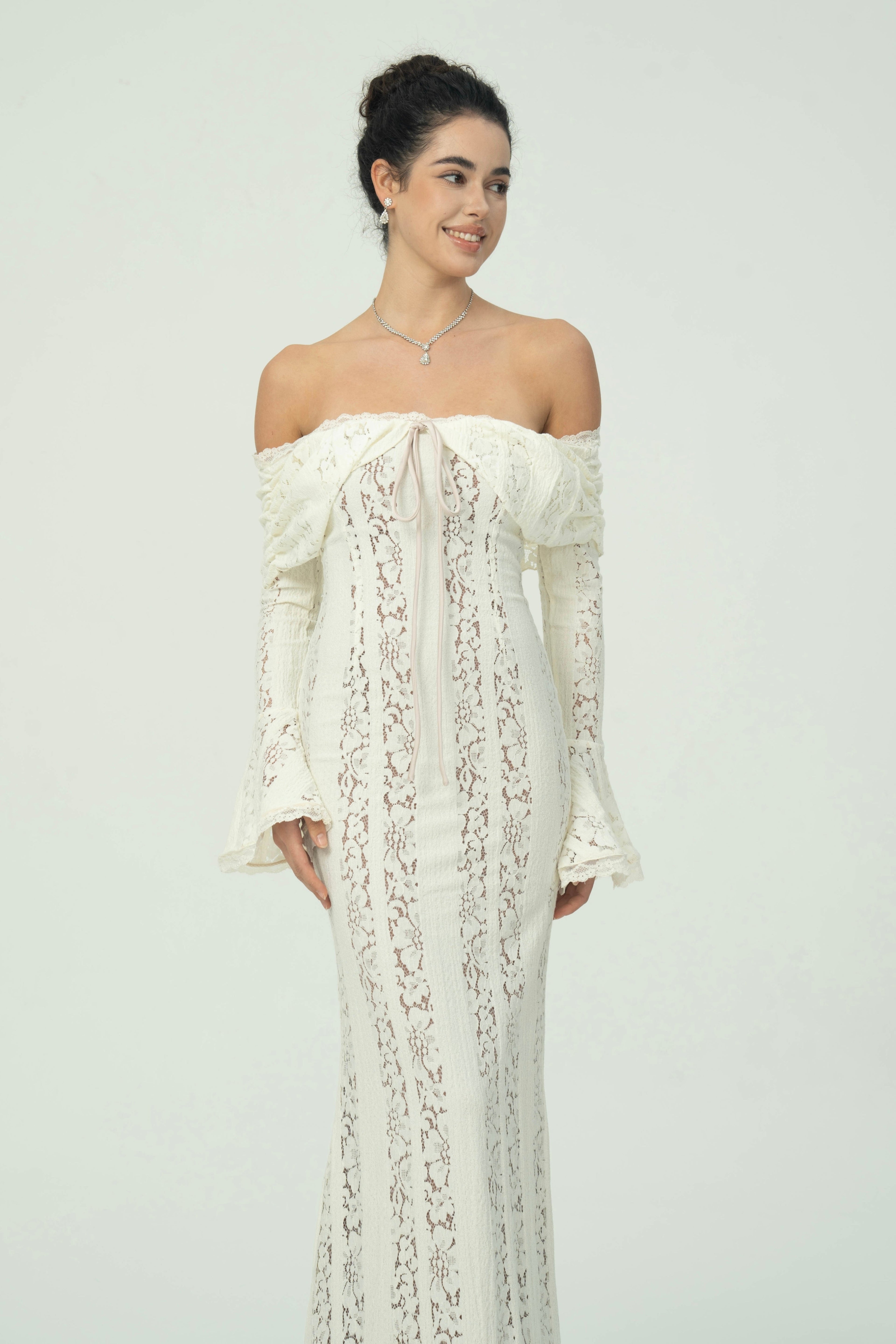 Zarif Omuzları Açık Dantel Maksi Elbise