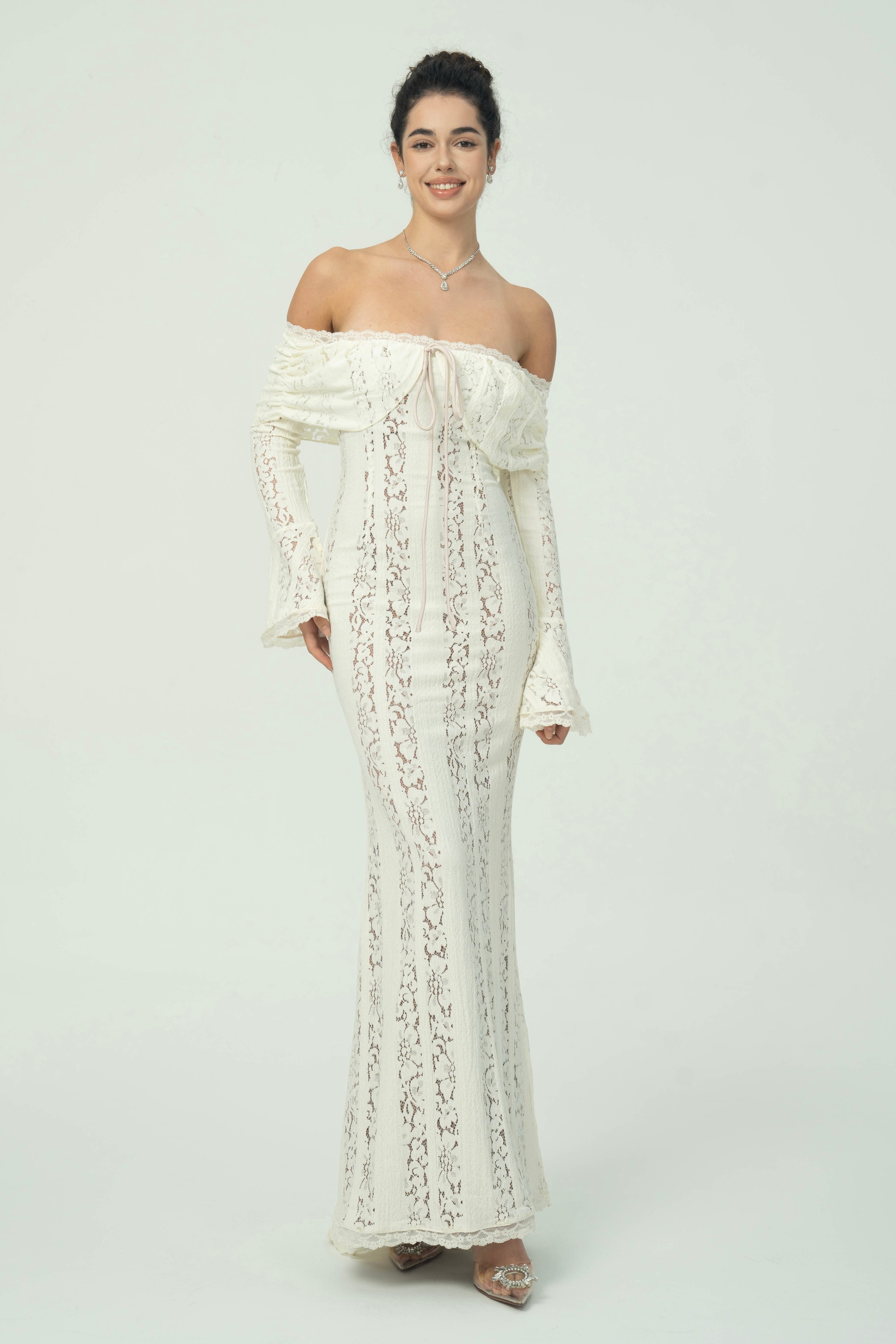 Zarif Omuzları Açık Dantel Maksi Elbise