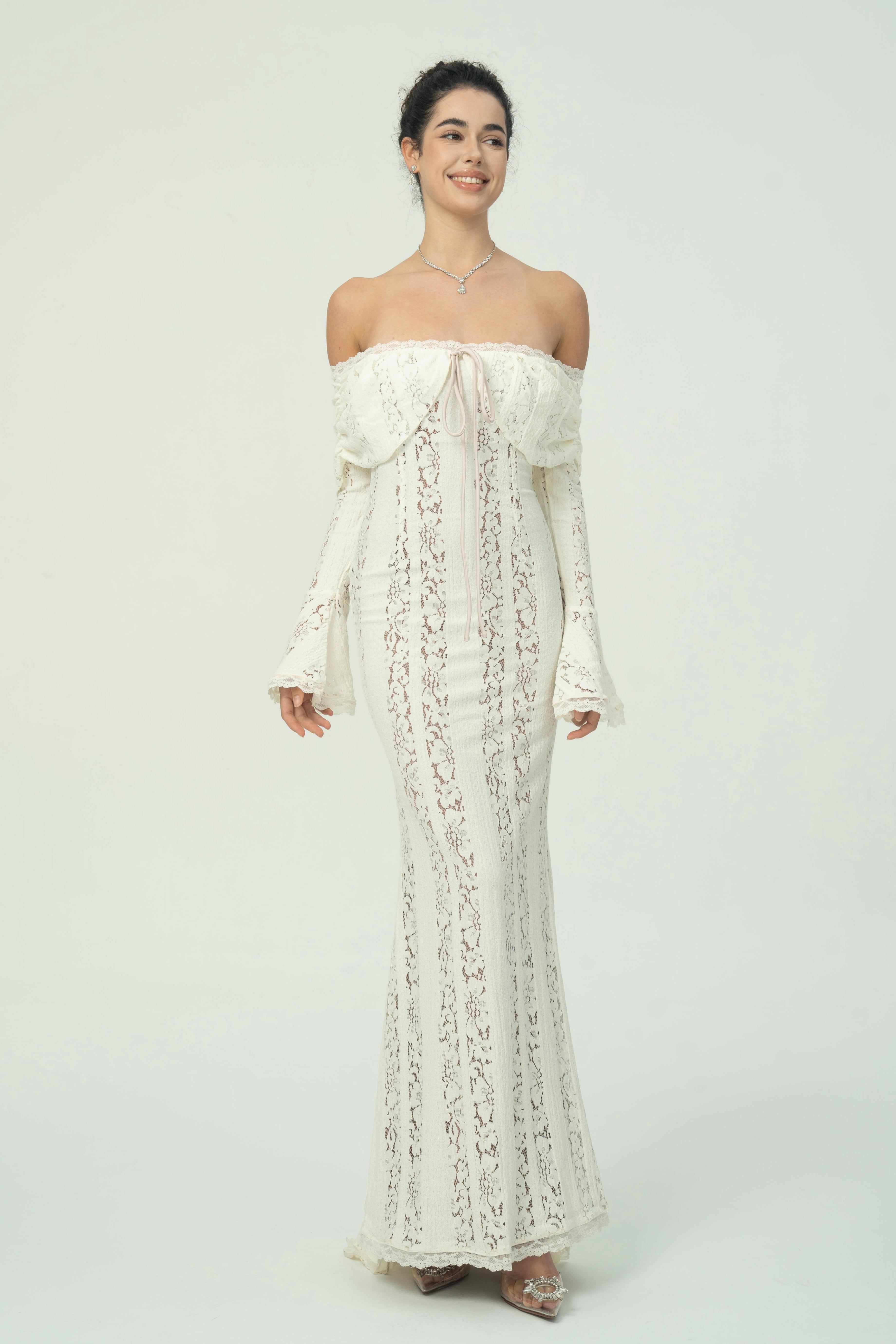 Zarif Omuzları Açık Dantel Maksi Elbise