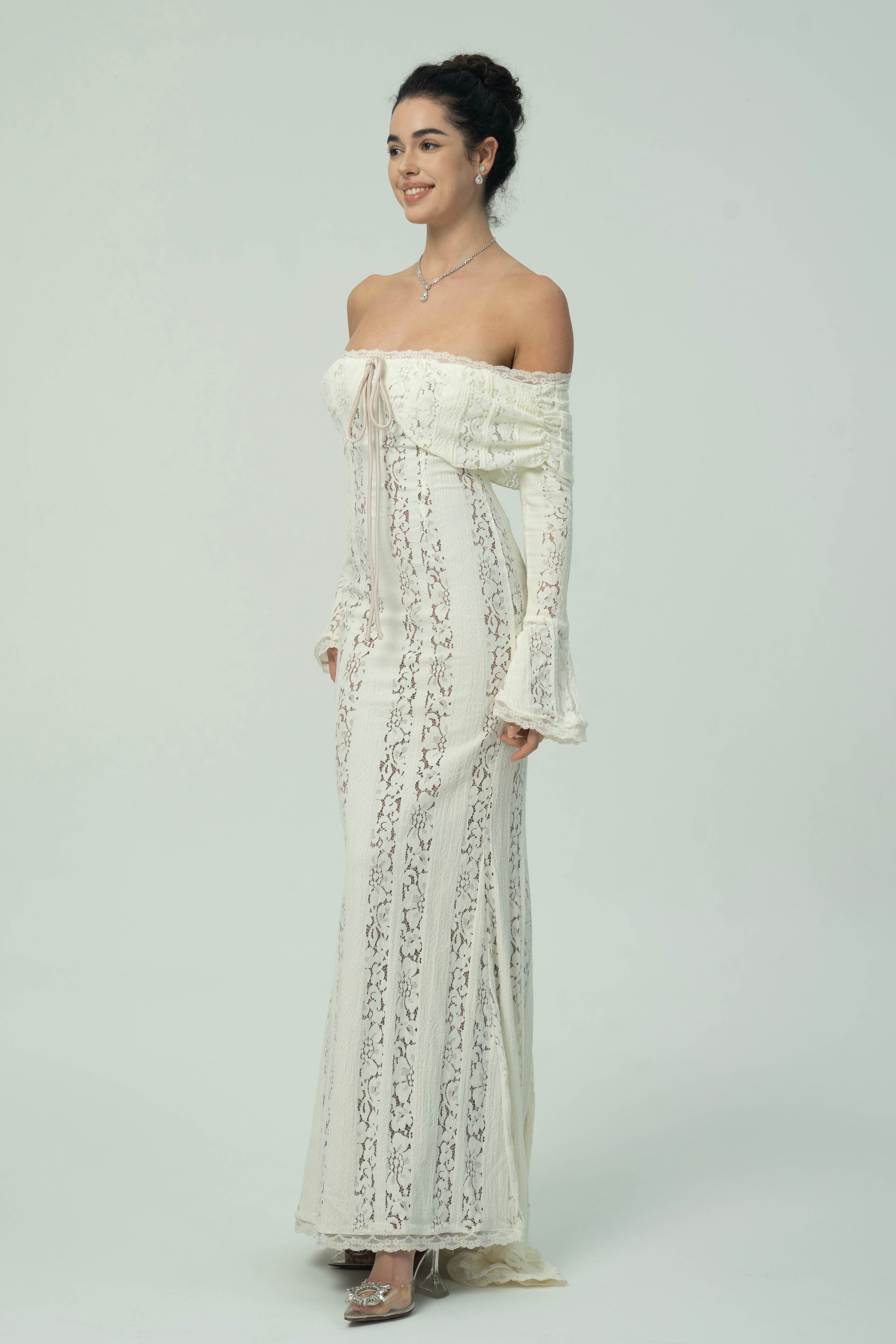 Zarif Omuzları Açık Dantel Maksi Elbise