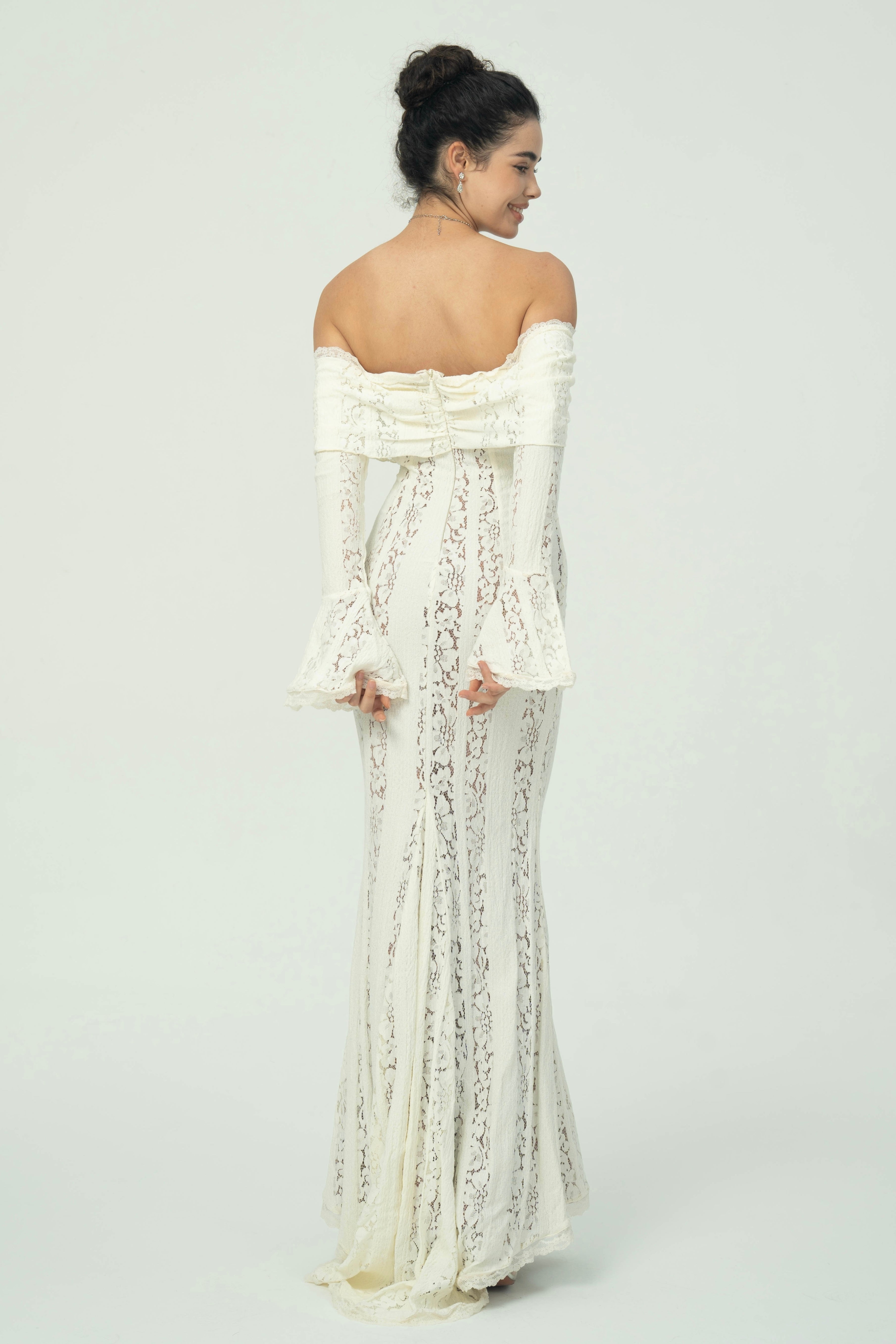 Zarif Omuzları Açık Dantel Maksi Elbise