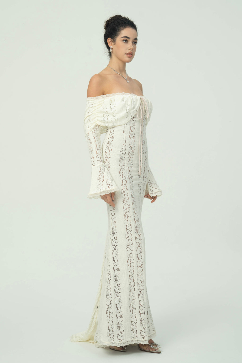 Zarif Omuzları Açık Dantel Maksi Elbise