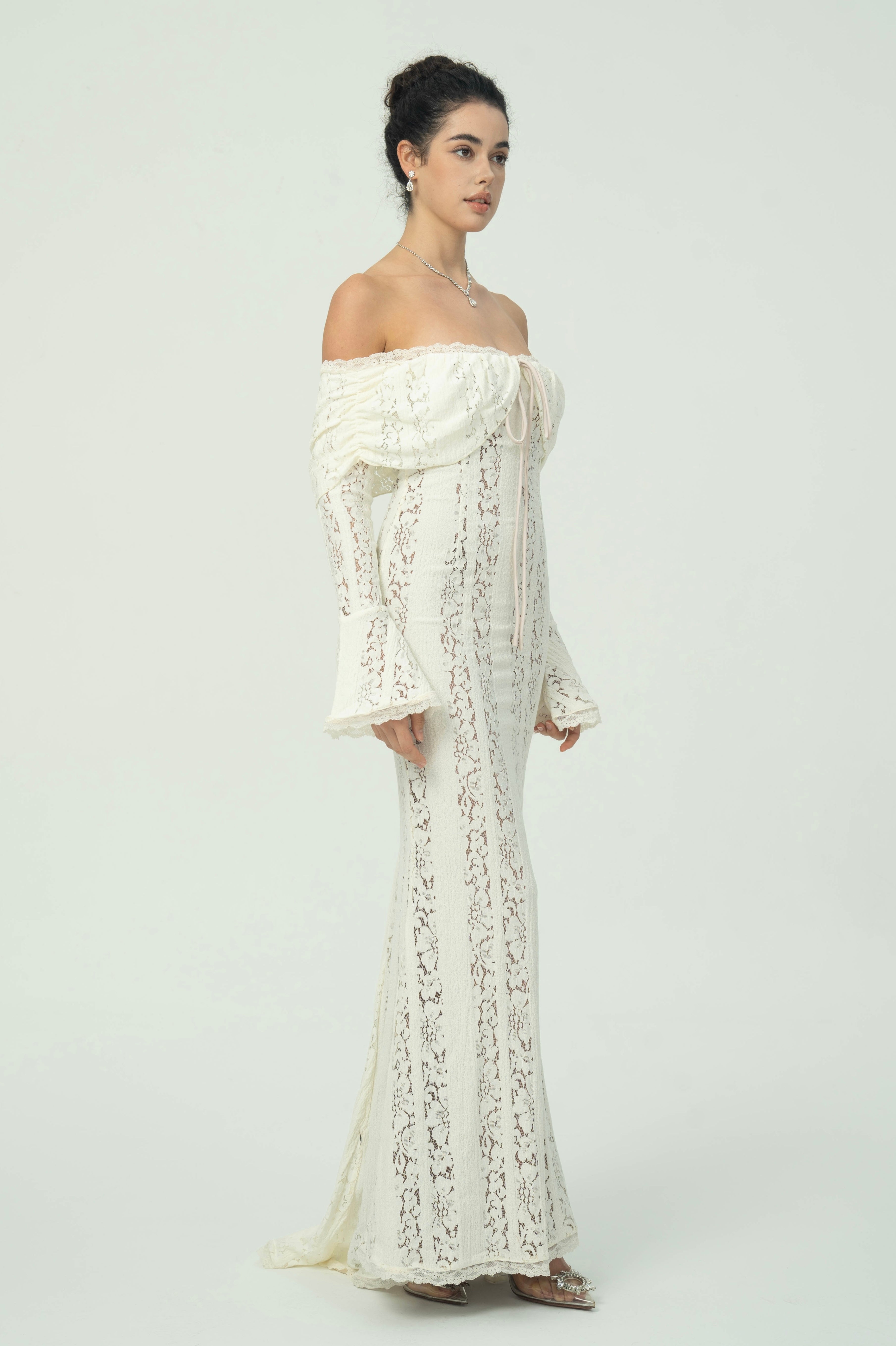 Zarif Omuzları Açık Dantel Maksi Elbise