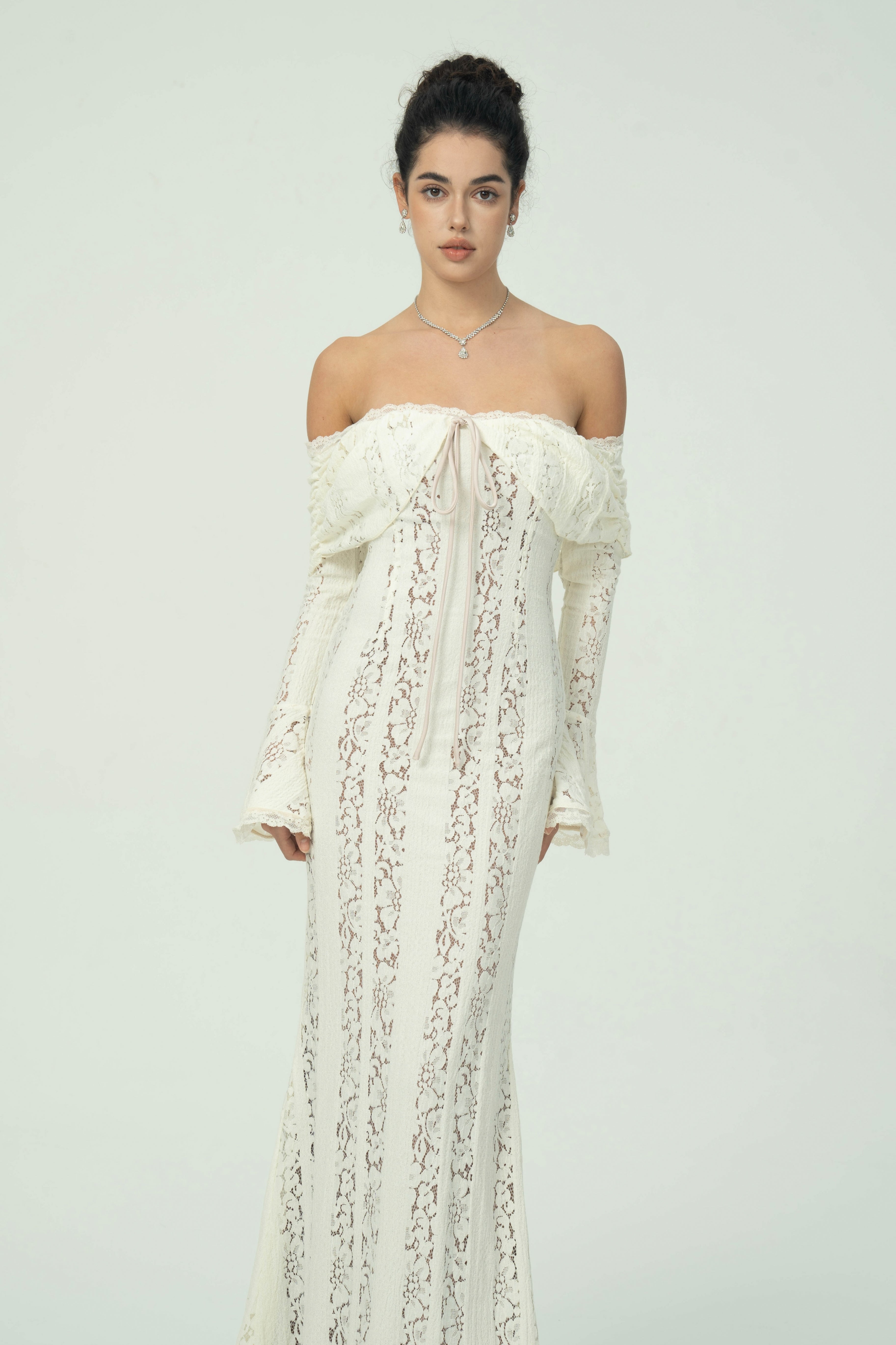 Zarif Omuzları Açık Dantel Maksi Elbise