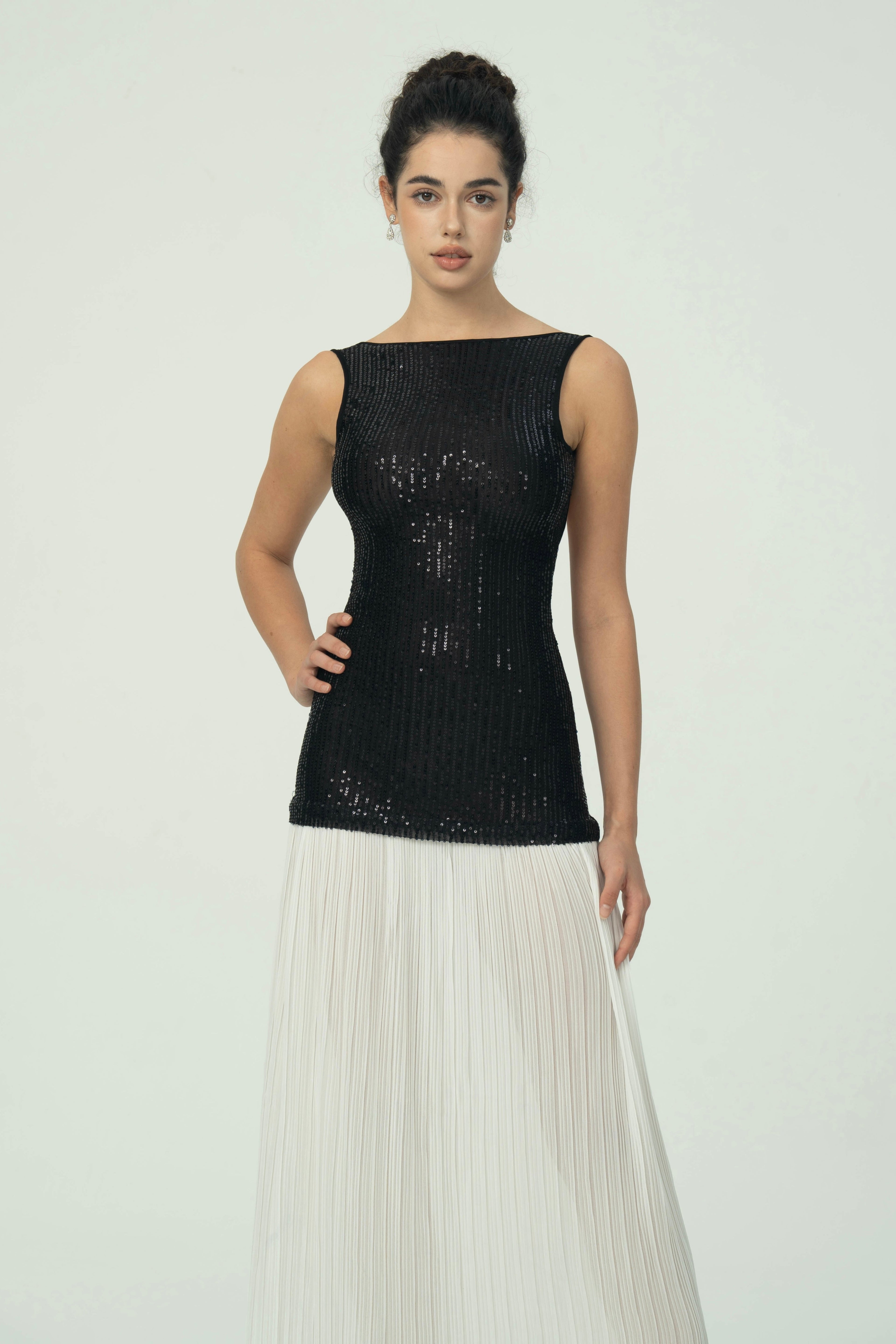 Sofistike Siyah Pullu Beyaz Pileli Maksi Etek