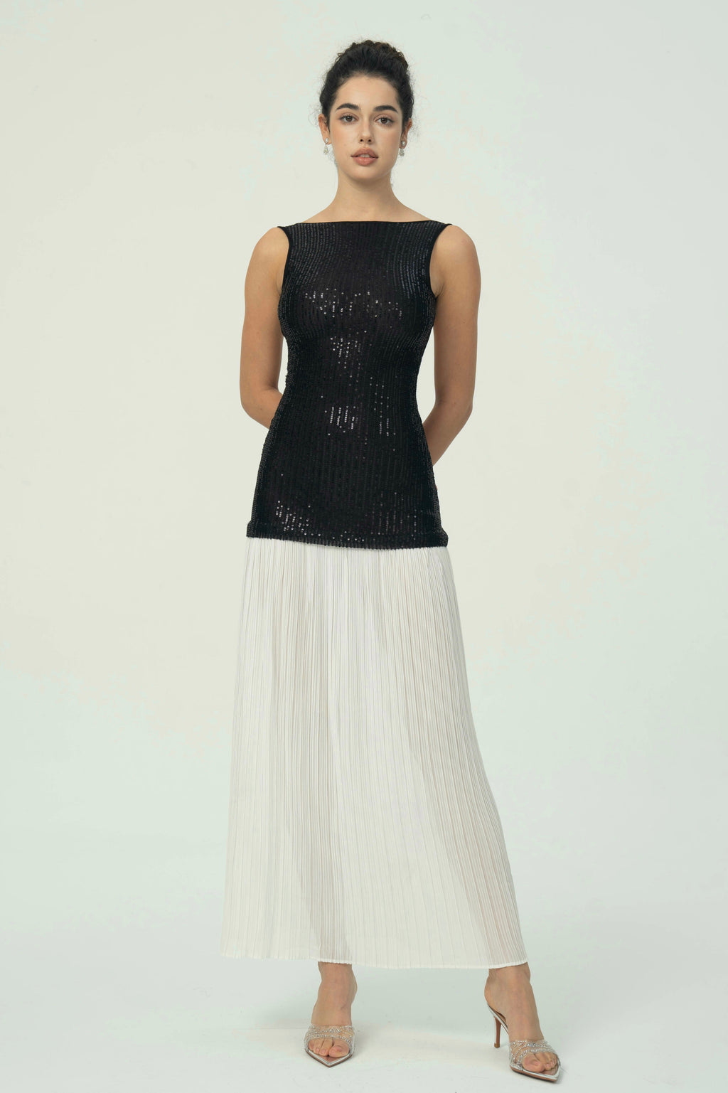 Sofistike Siyah Pullu Beyaz Pileli Maksi Etek