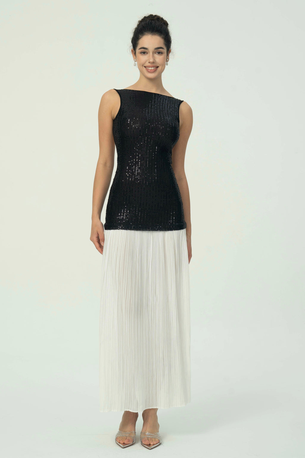 Sofistike Siyah Pullu Beyaz Pileli Maksi Etek