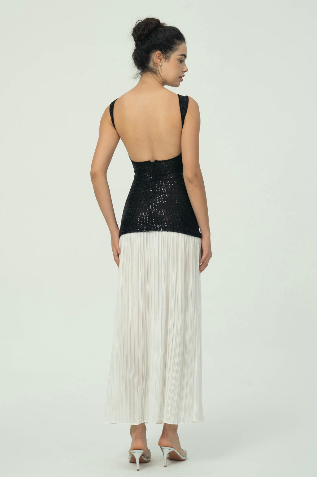 Sofistike Siyah Pullu Beyaz Pileli Maksi Etek