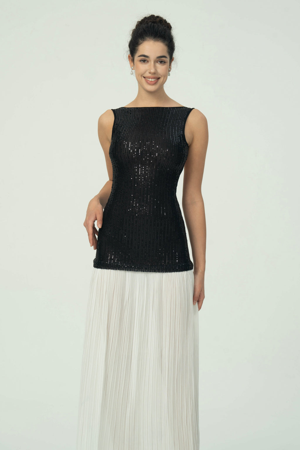 Sofistike Siyah Pullu Beyaz Pileli Maksi Etek