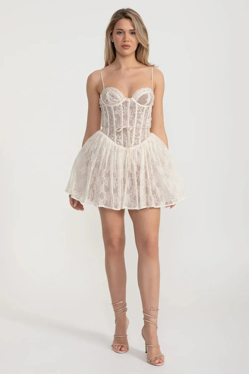 Fitted Bodice ve Kloş Etekli Zarif Dantel Straplez Elbise - Beyaz