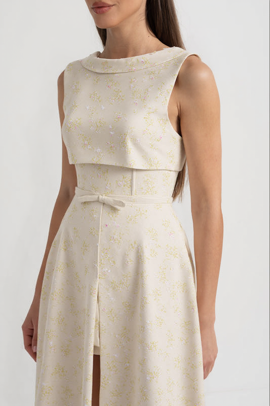 Yüksek Yakalı ve Önden Yırtmaçlı Çiçek İşlemeli Kolsuz Elbise - Ivoire