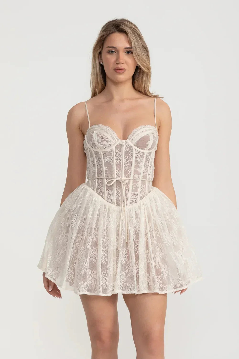 Fitted Bodice ve Kloş Etekli Zarif Dantel Straplez Elbise - Beyaz