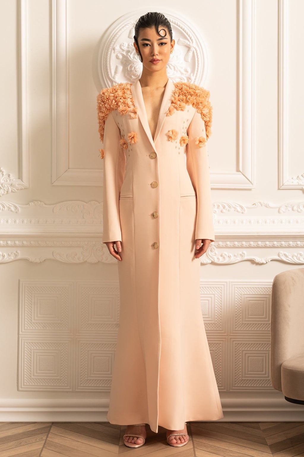 3D Kontrast Çiçekli Omuz ve Sırt Aksesuarlı Uzun Palto - Şeftali