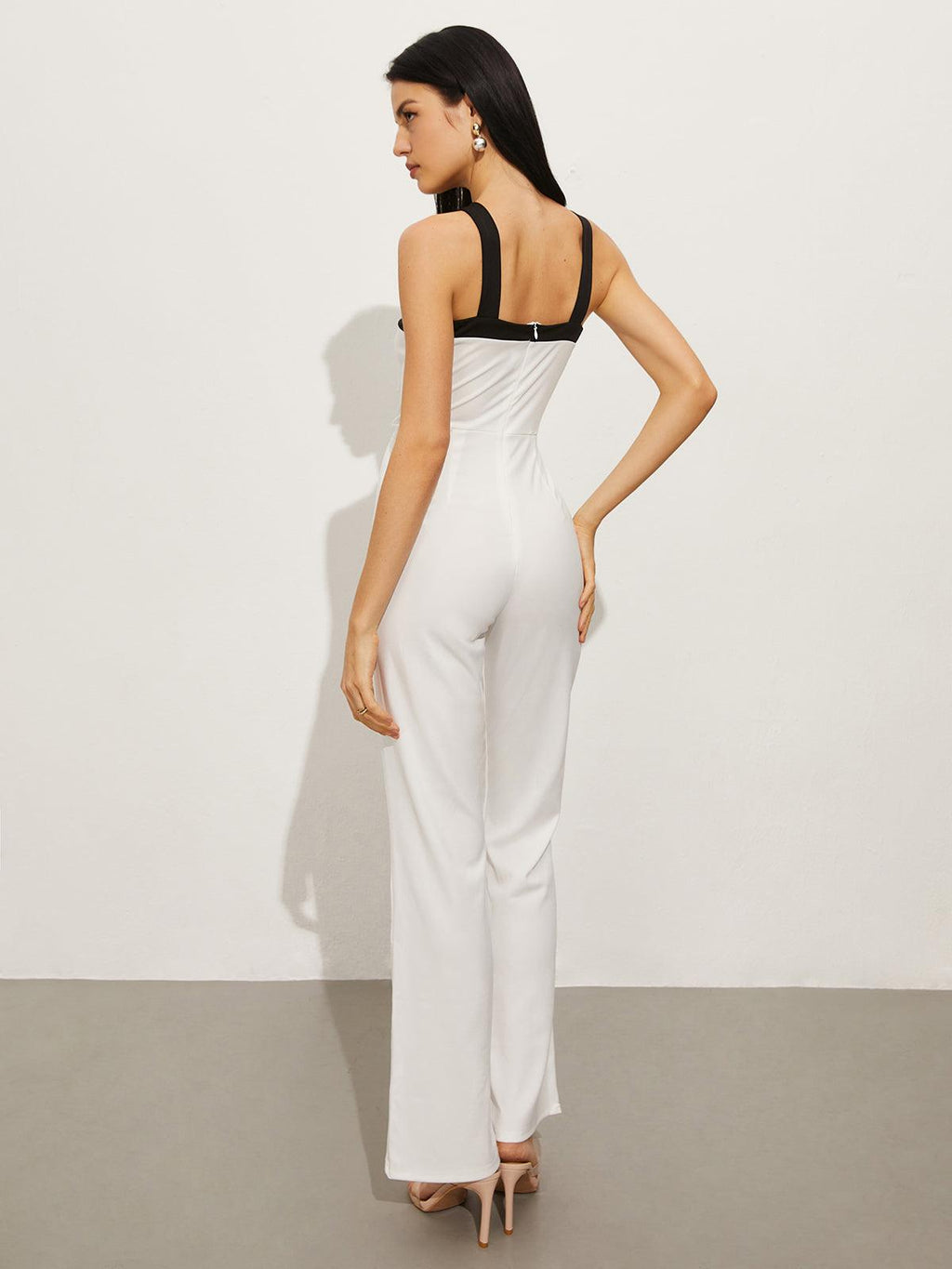 Siyah Detaylı Beyaz Tulum