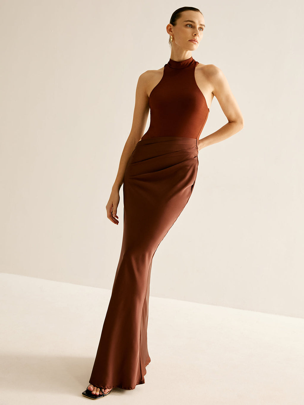 Açık Kesim Saten ve Jersey Maxi Elbise