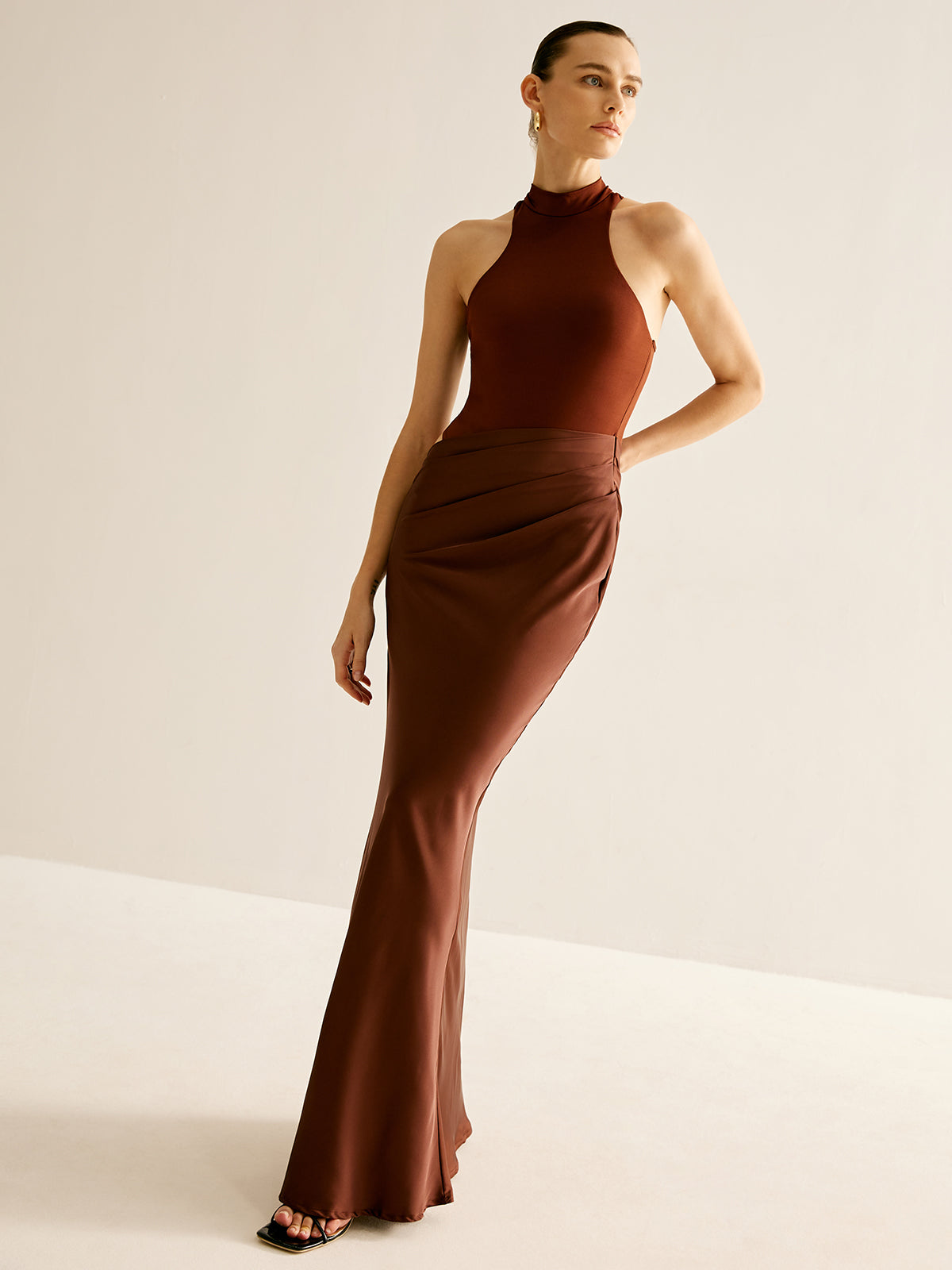 Açık Kesim Saten ve Jersey Maxi Elbise