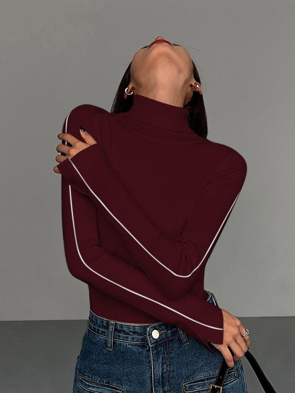 Beyaz İnce Şerit Detaylı Boğazlı Kazak