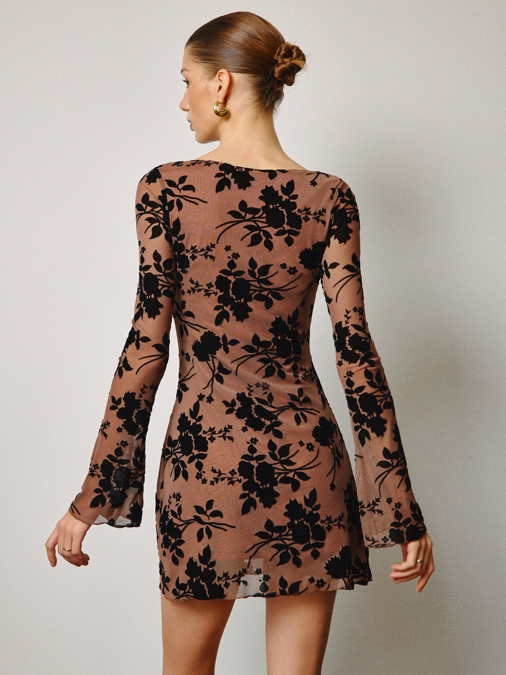 Yarı Şeffaf Flok Çiçekli Kısa Elbise