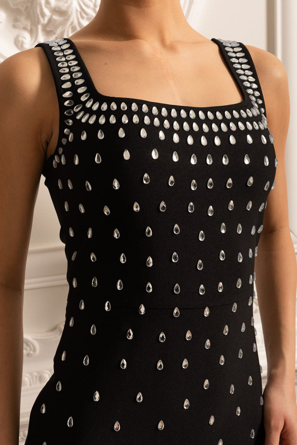 Zarif Kristal Süslemeli Vücuda Oturan Elbise – Siyah
