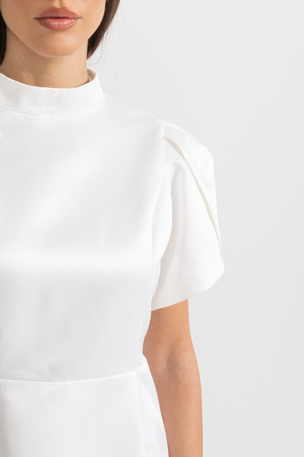 Sırt Kesimli ve Fiyonklu Zarif Mini Elbise