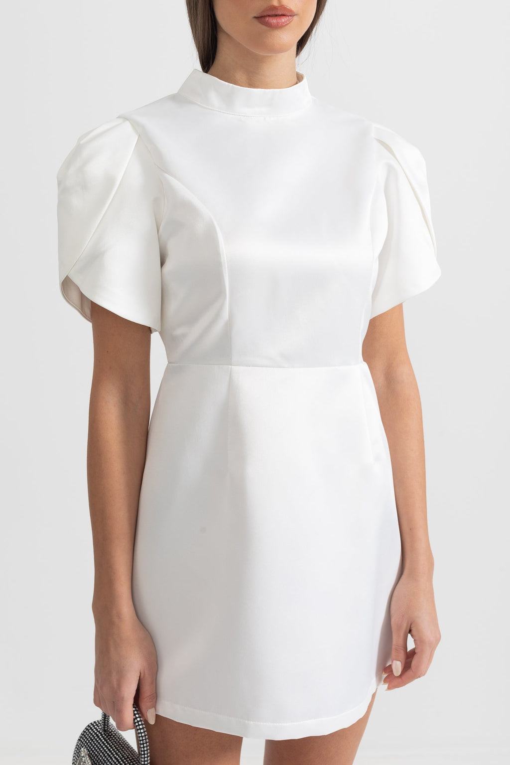 Sırt Kesimli ve Fiyonklu Zarif Mini Elbise