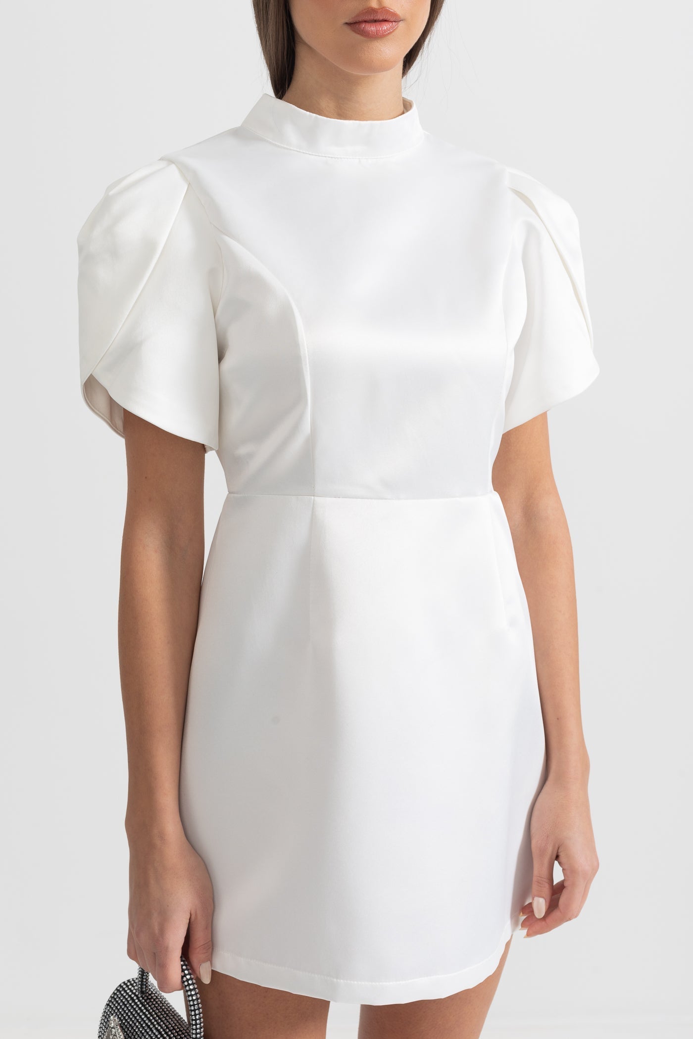 Sırt Kesimli ve Fiyonklu Zarif Mini Elbise