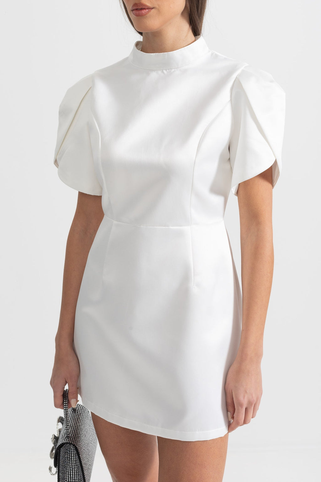 Sırt Kesimli ve Fiyonklu Zarif Mini Elbise