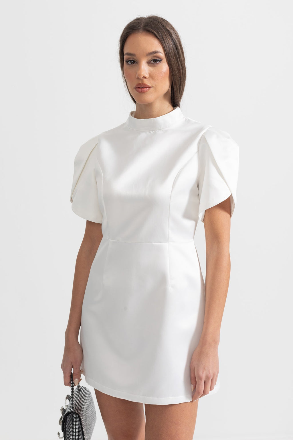 Sırt Kesimli ve Fiyonklu Zarif Mini Elbise