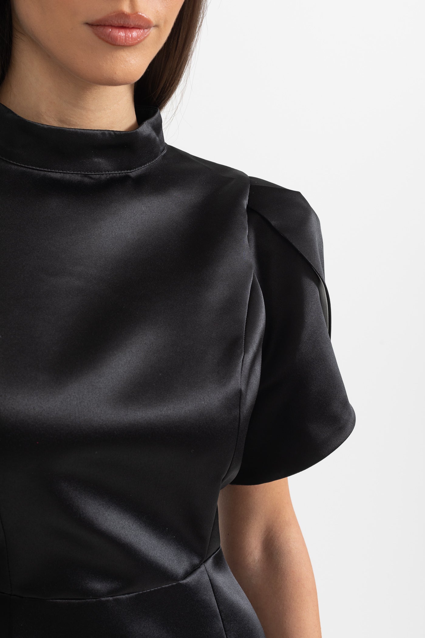 Sırt Kesimli ve Fiyonklu Zarif Mini Elbise