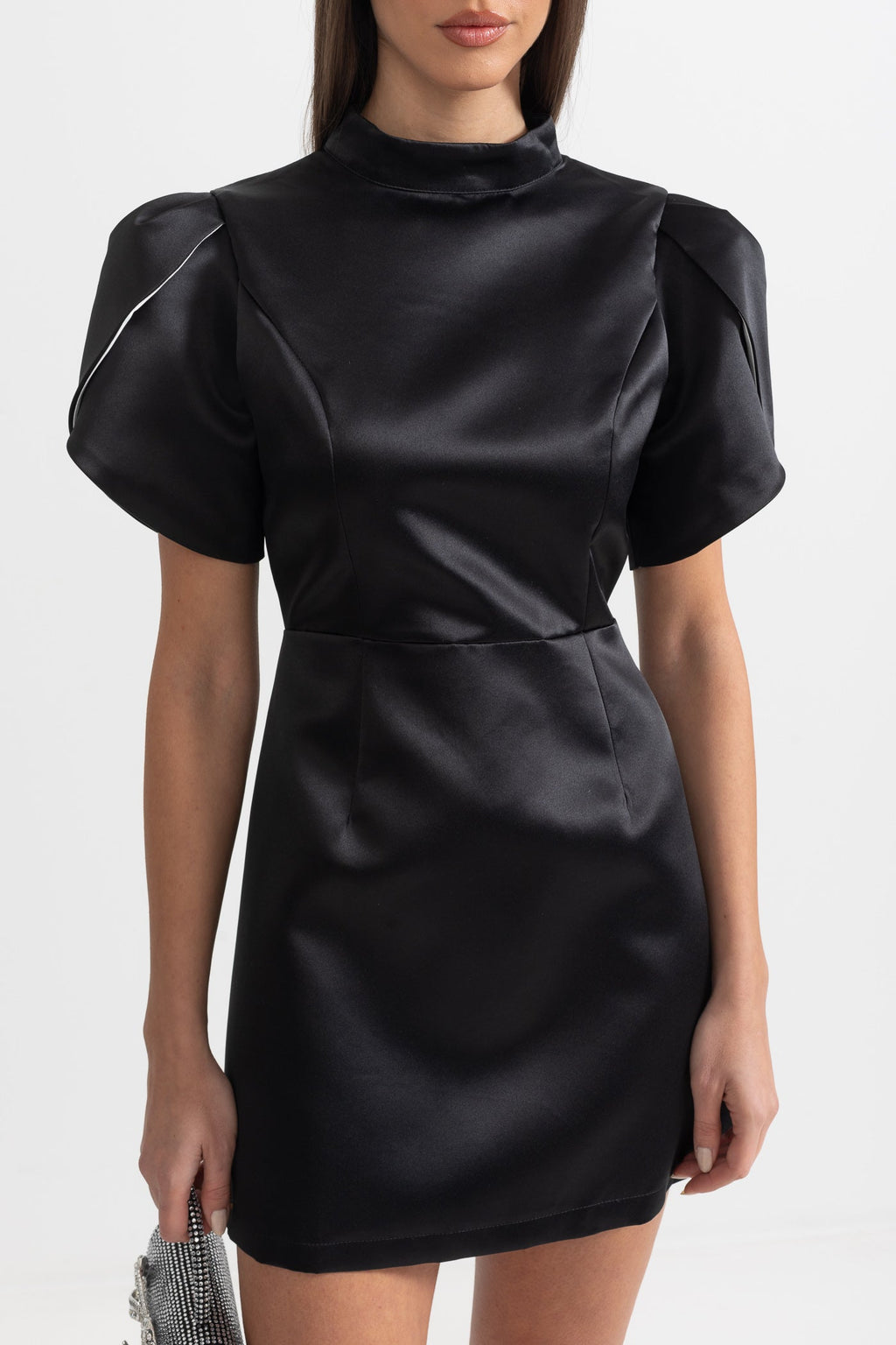 Sırt Kesimli ve Fiyonklu Zarif Mini Elbise