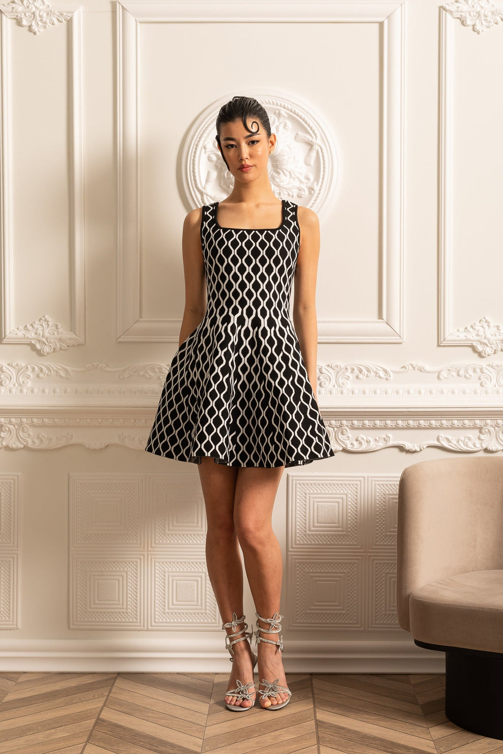 Beyaz Dalga Desenli Zarif Mini Elbise