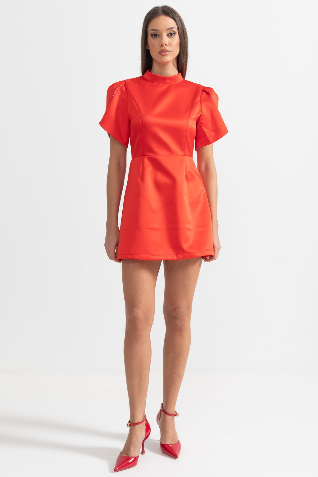 Sırt Kesimli ve Fiyonklu Zarif Mini Elbise