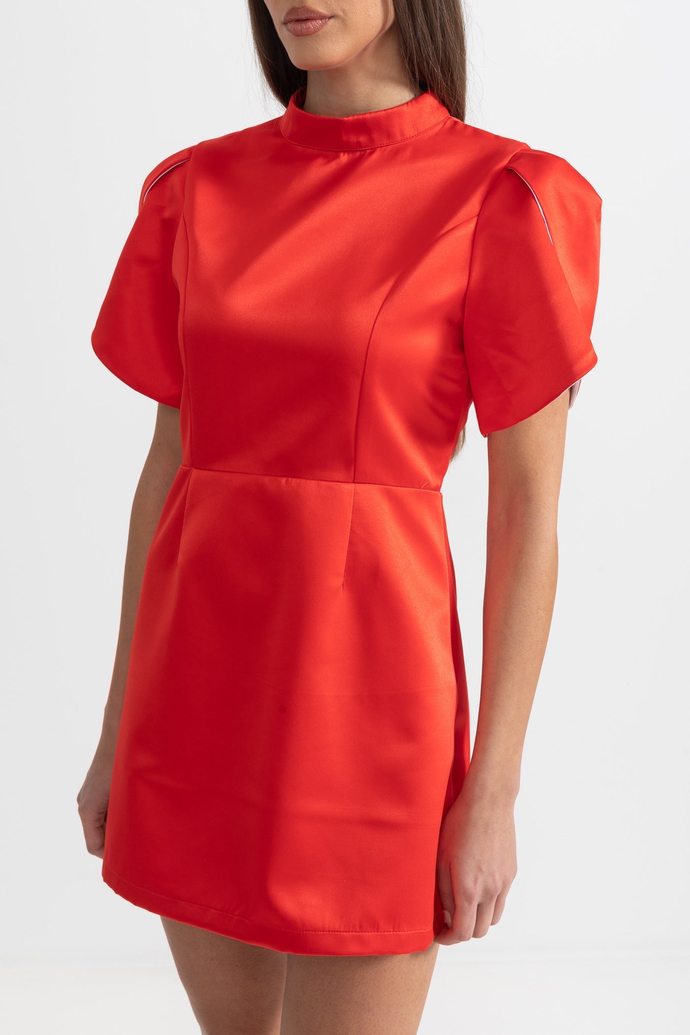 Sırt Kesimli ve Fiyonklu Zarif Mini Elbise