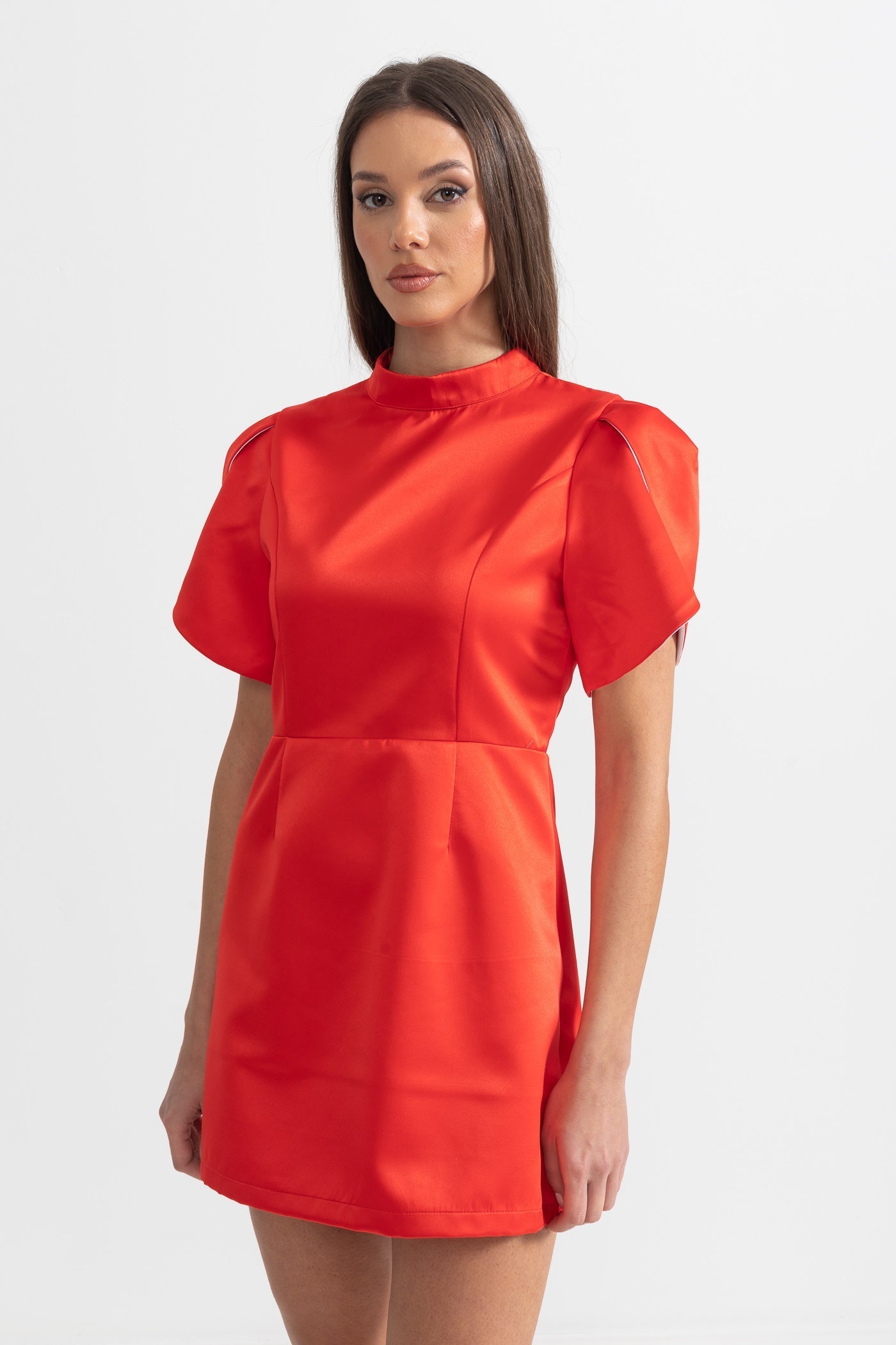 Sırt Kesimli ve Fiyonklu Zarif Mini Elbise