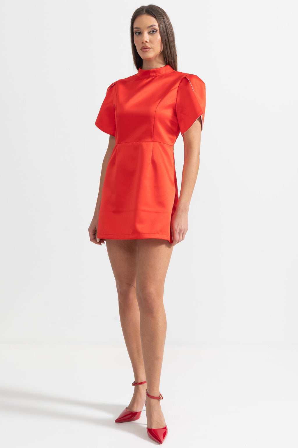 Sırt Kesimli ve Fiyonklu Zarif Mini Elbise