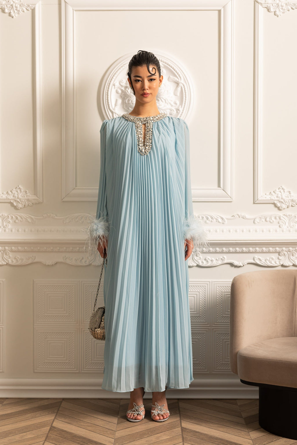 Tüy Detaylı Manşet ve Işıltılı Yaka Tasarımlı Pileli Uzun Elbise – Mavi