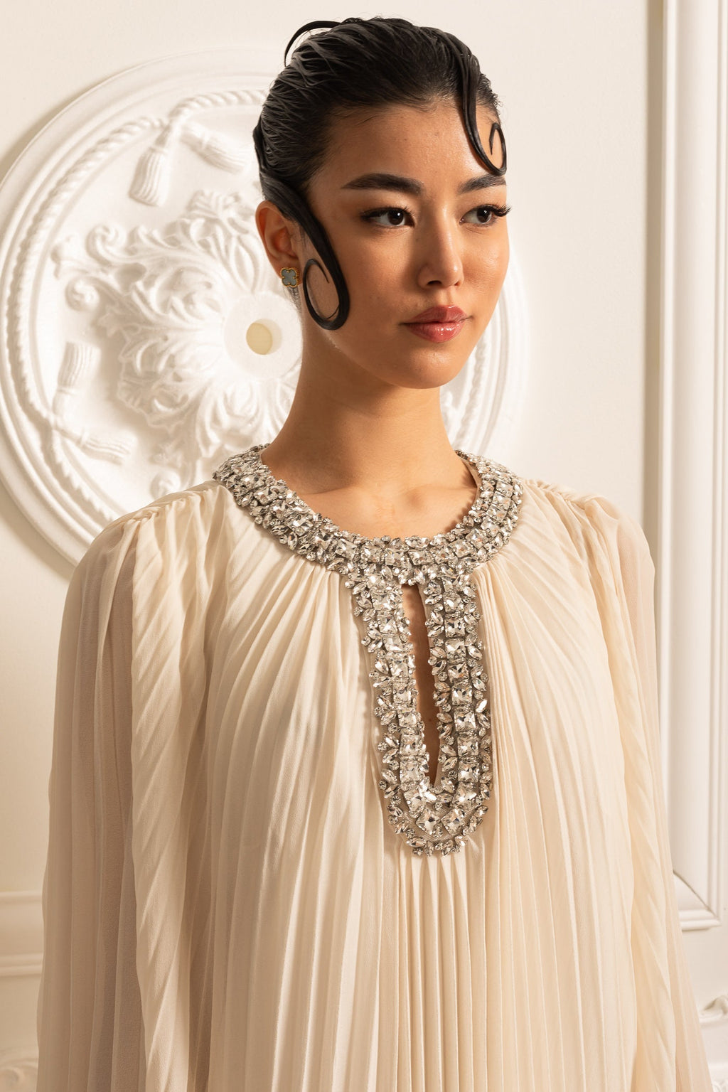 Tüylü Manşetli ve Işıltılı Yakalı Pileli Uzun Elbise