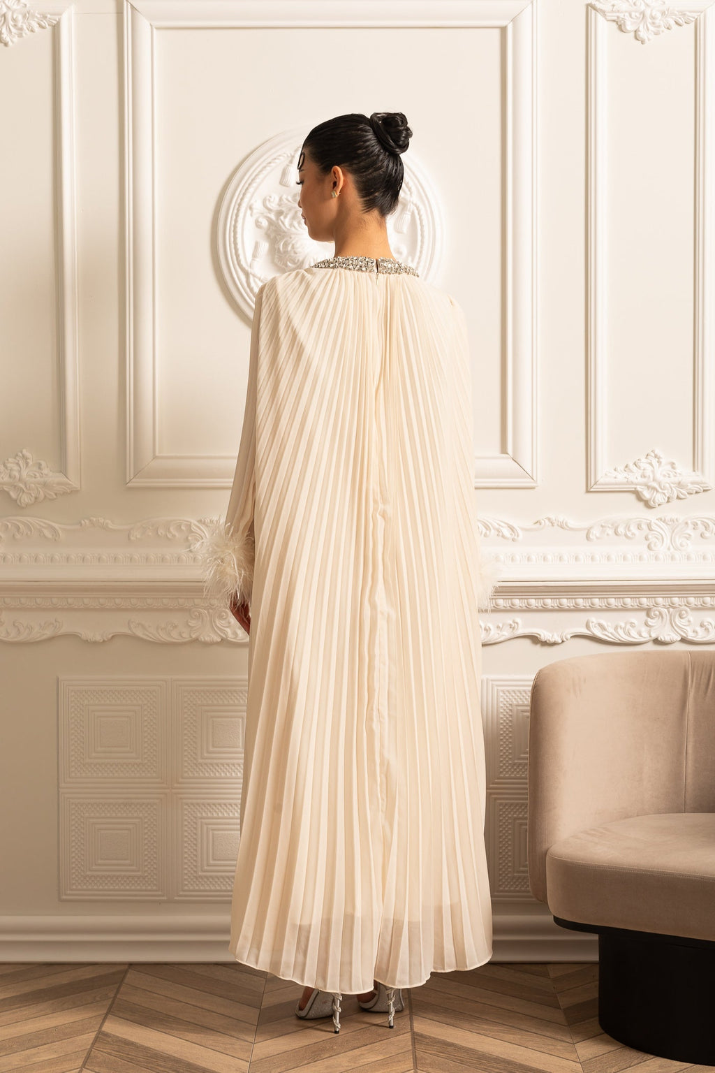 Tüylü Manşetli ve Işıltılı Yakalı Pileli Uzun Elbise