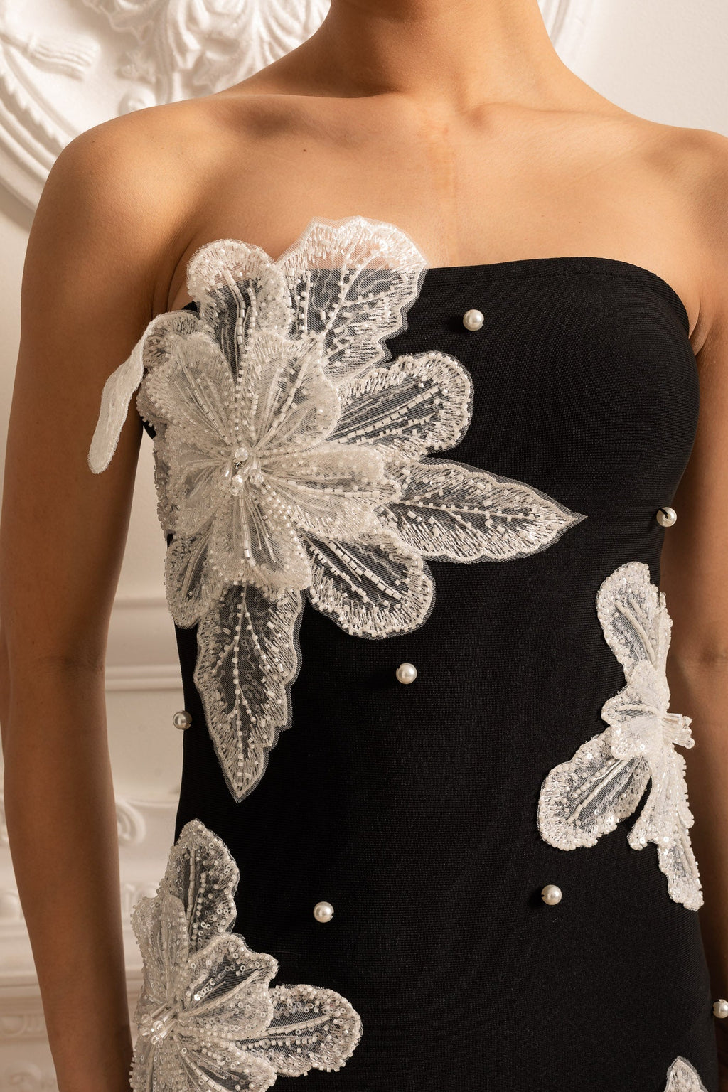 Zıt Renkli Dantel Çiçek Süslemeli Straplez Mini Elbise – Siyah