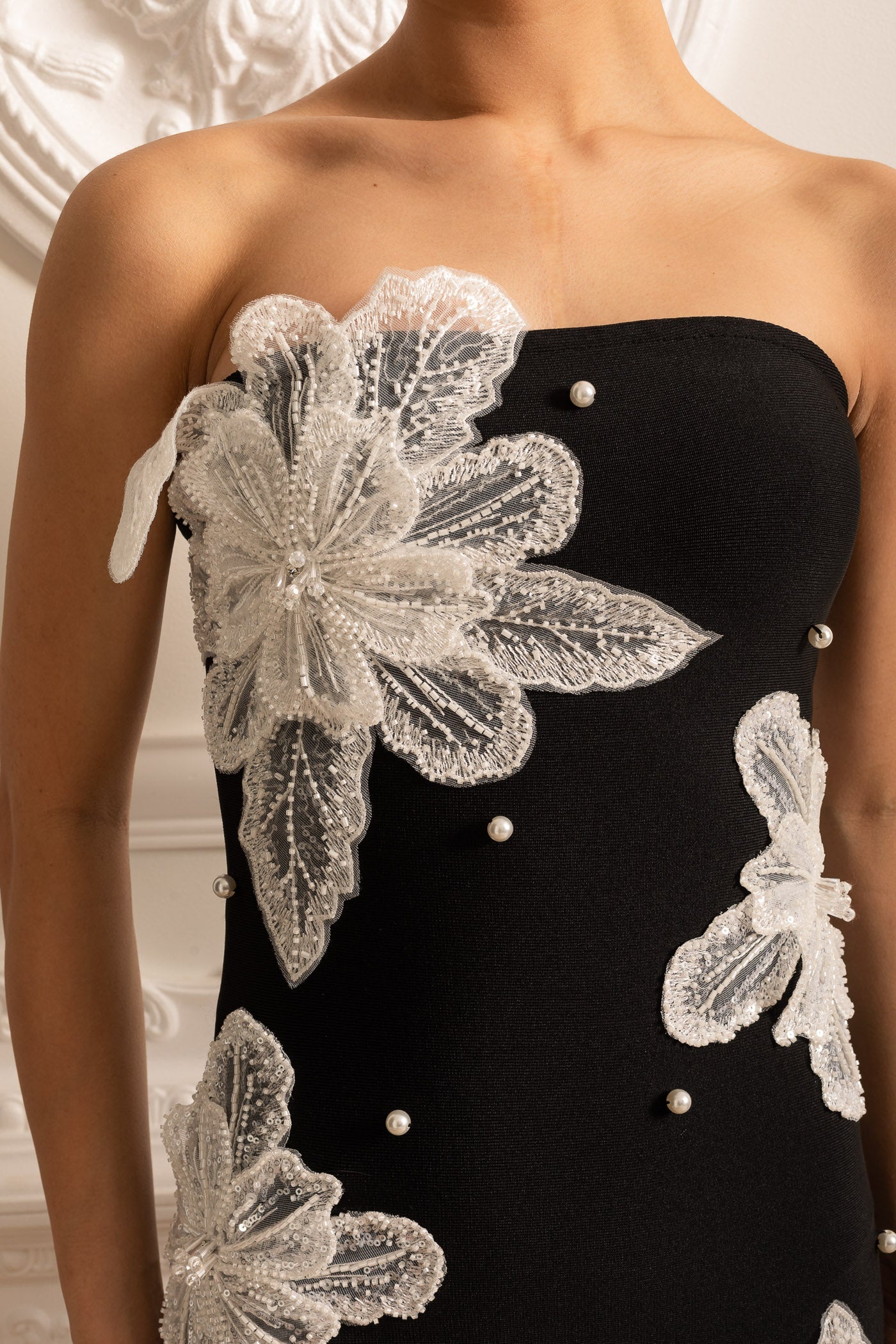 Zıt Renkli Dantel Çiçek Süslemeli Straplez Mini Elbise – Siyah