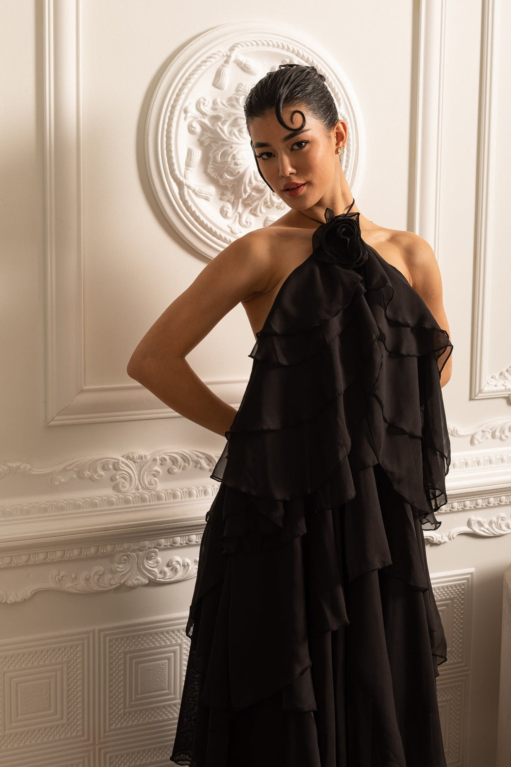 Süslemeli Yaka Çiçeği Detaylı Kat Kat Fırfırlı Boyundan Bağlamalı Elbise – Siyah