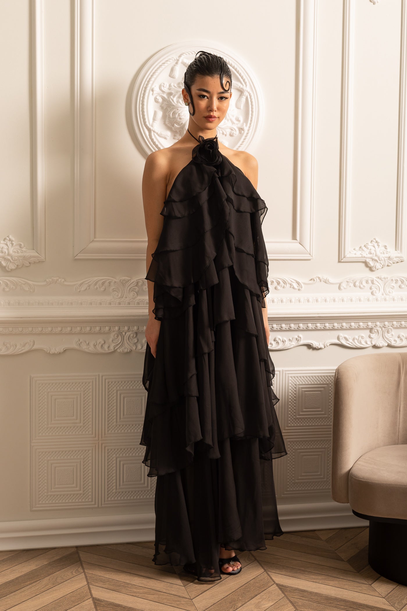 Süslemeli Yaka Çiçeği Detaylı Kat Kat Fırfırlı Boyundan Bağlamalı Elbise – Siyah