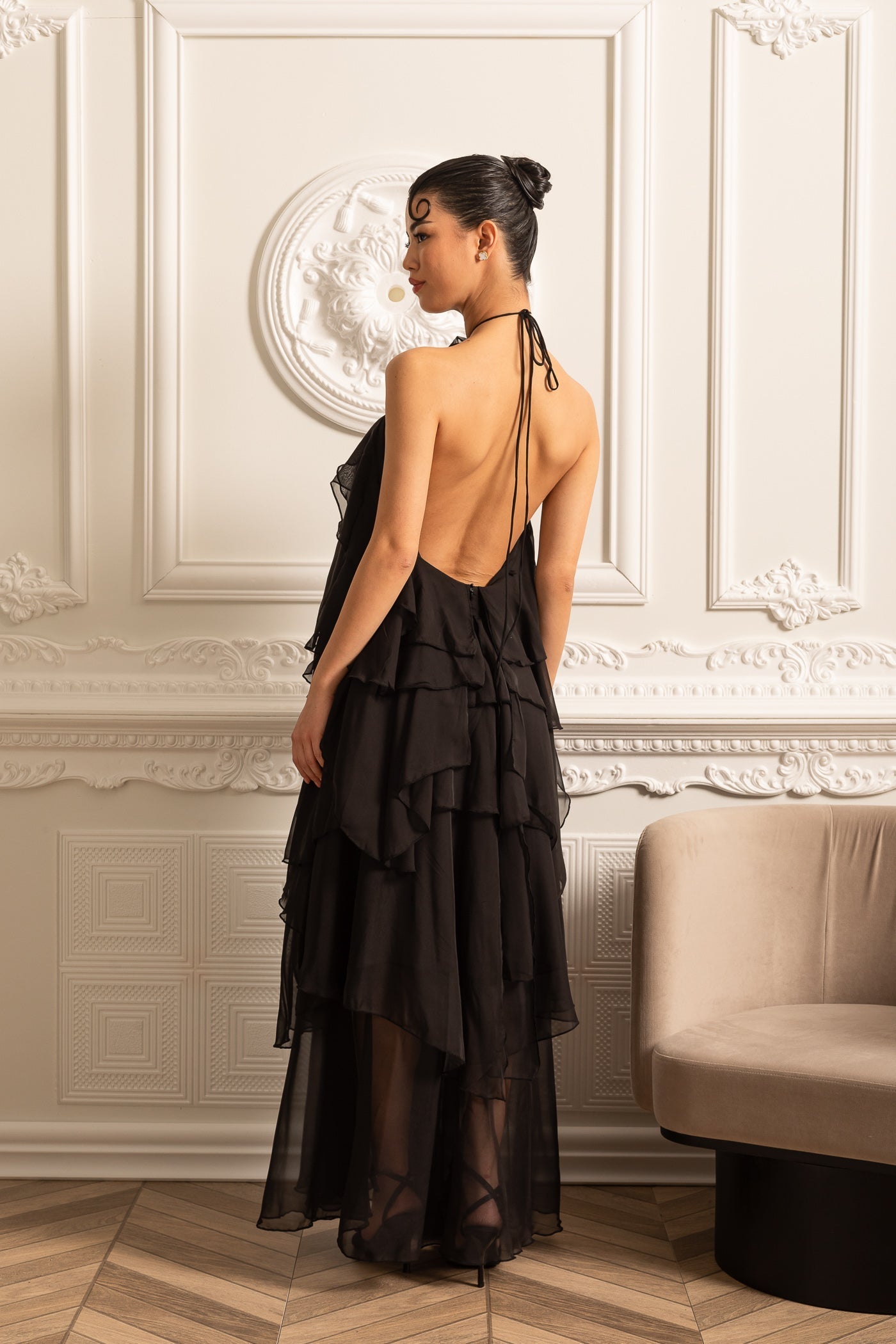 Süslemeli Yaka Çiçeği Detaylı Kat Kat Fırfırlı Boyundan Bağlamalı Elbise – Siyah