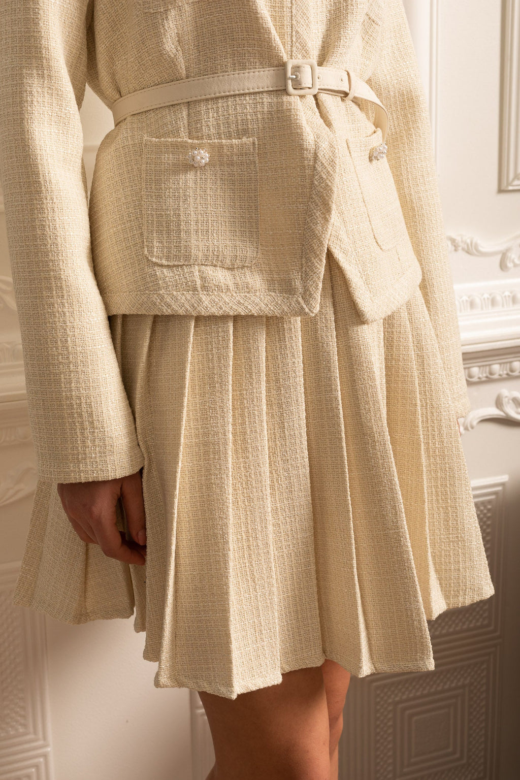 Uzun Kollu Üst ve Eşleşen Pileli Mini Etekli Dokulu Ortak Takım - Ivoire